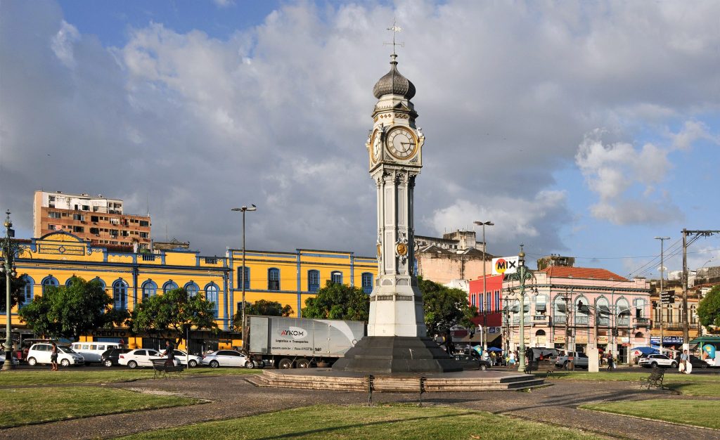 Foto de um relógio em praça de Belém, representando abrir empresa em Belém