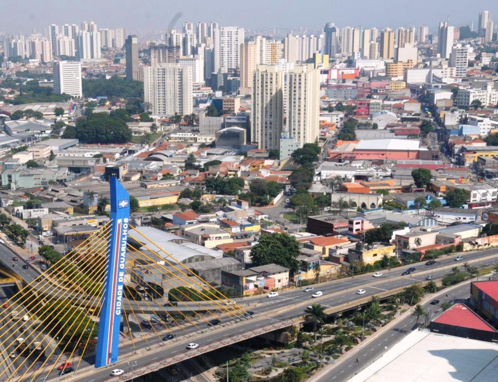 Foto vista de cima da ponte, algumas casas e prédios, representando abrir empresa em Guarulhos