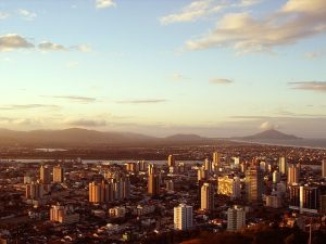 Vista parcial da cidade ao pôr do sol, representando abrir empresa em Itajai