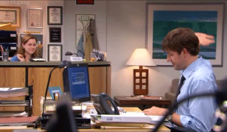 Gif de uma cena da série The Office, com duas pessoas batendo as mãos, representando um coworking