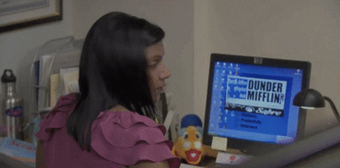 Gif de uma cena da série The Office, com uma mulher mexendo no computador e em seguida gritando, representando um coworking