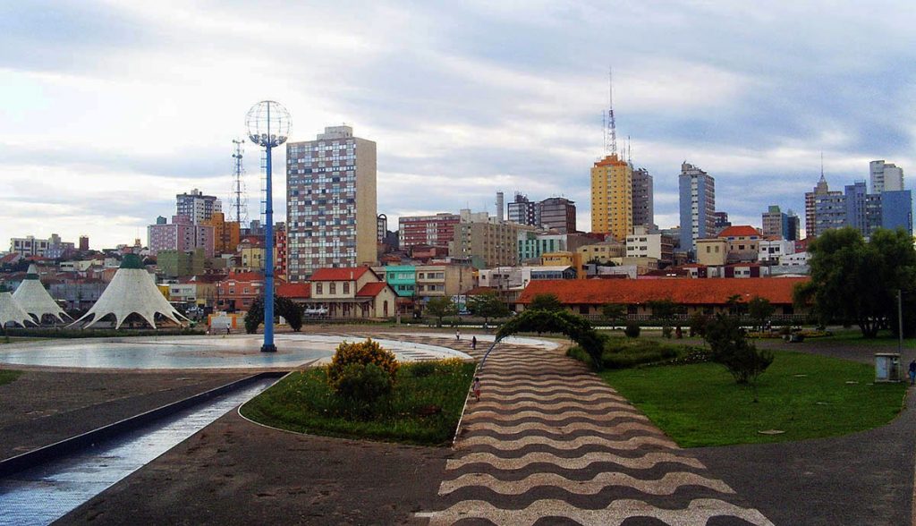 Foto de uma praça da cidade com alguns prédios ao fundo, representando abrir empresa em Ponta Grossa