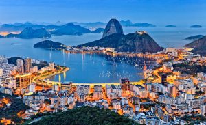 Foto aérea da cidade iluminada durante a noite, representando abrir empresa no Rio de Janeiro