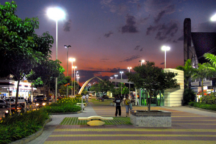 Foto de uma praça em Barueri durante o anoitecer, representando abrir empresa em Barueri