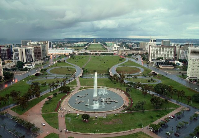 Foto de fonte em praça de Brasília