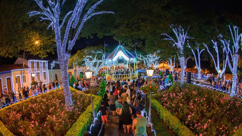 Foto de uma praça em Santana de Parnaíba de noite, iluminada por luzes e enfeites de Natal, representando abrir empresa em Santana de Parnaíba