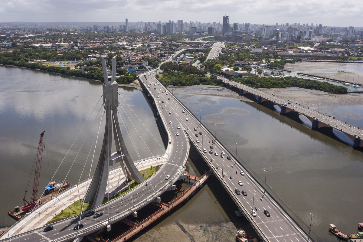 Foto da ponte estaiada da cidade, representando abrir empresa em Recife