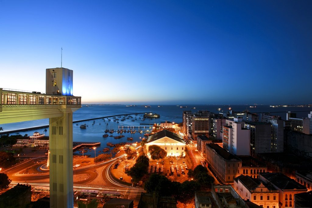 Foto do elevador lacerda ao entardecer, representando abrir empresa em Salvador