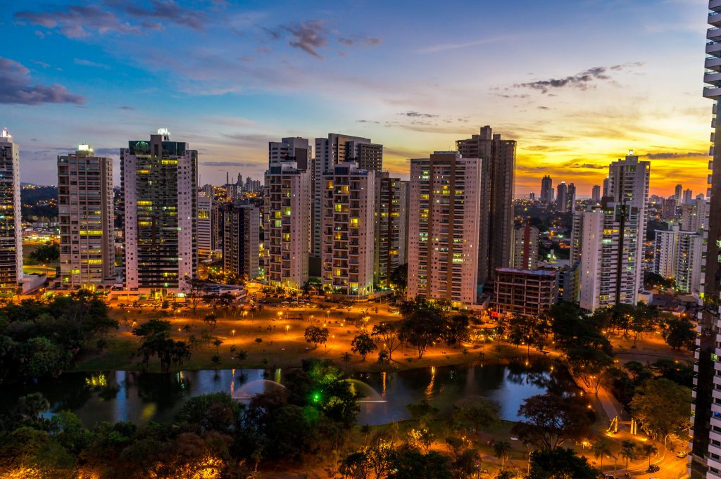 Foto de uma praça com muitos prédios ao fundo, representando abrir empresa em Goiânia