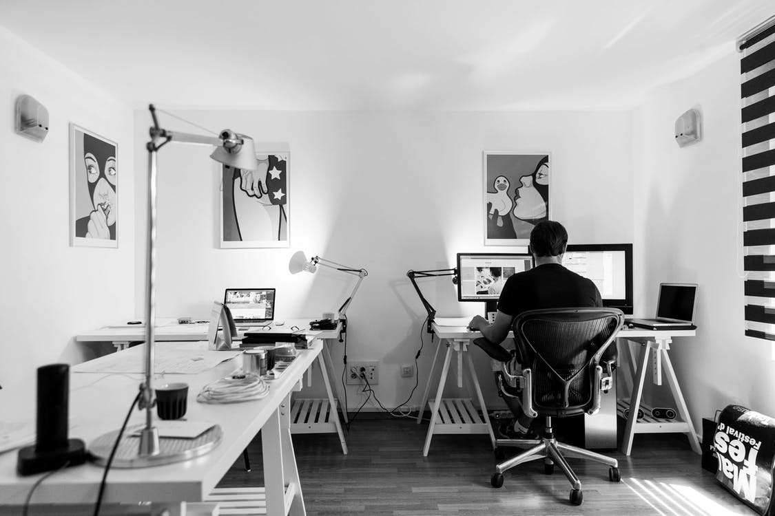 foto e um homem trabalhando como home office