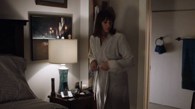 Cena da série Angie Tribeca onde a atriz tira o pijama e está com um blazer por baixo, representando a produtividade trabalhando home office