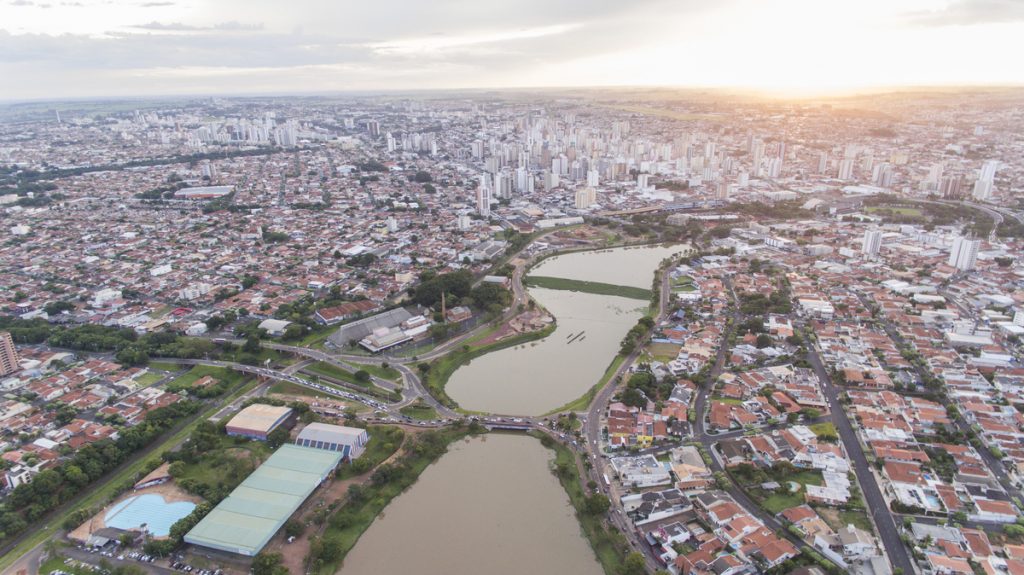Foto aérea do rio com muitas casas a sua volta, representando abrir empresa em São José do Rio Preto