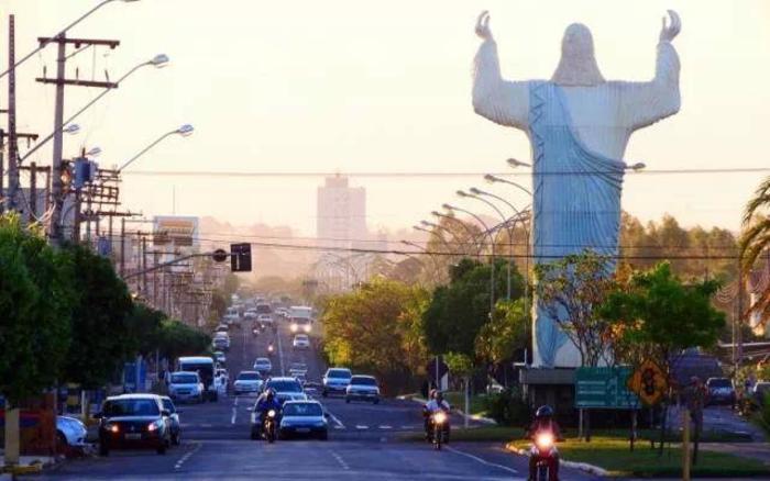 Foto da avenida da cidade com o Cristo, representando abrir empresa em Três Lagoas