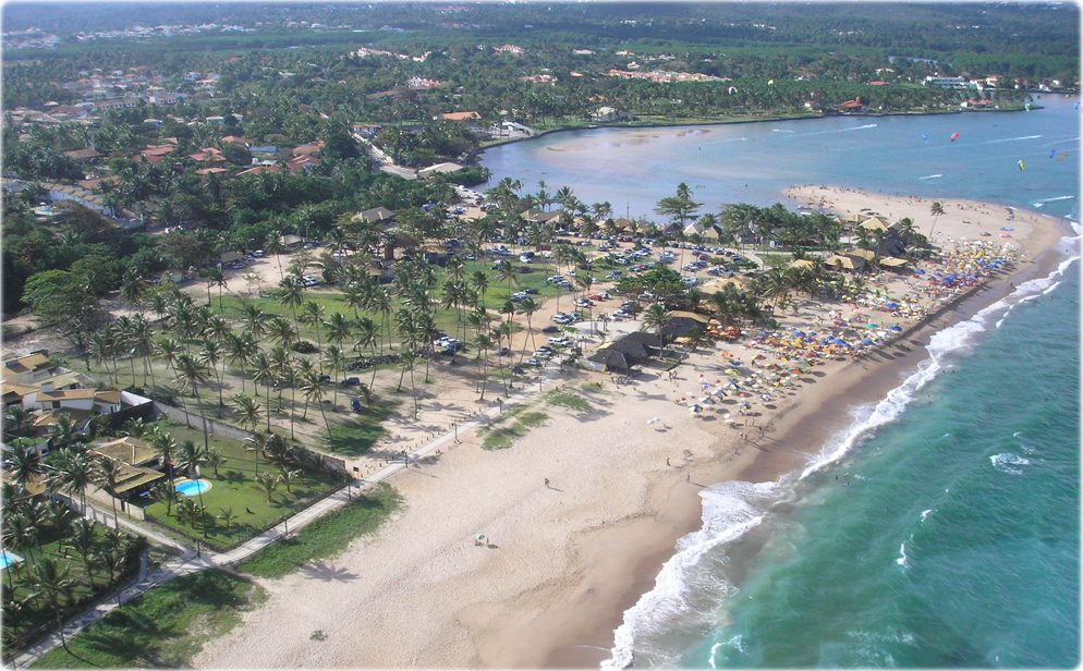 Foto da costa com algumas casas, representando abrir empresa em Lauro de Freitas