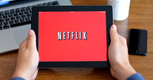 Foto de um tablet com o aplicativo do Netflix aberto