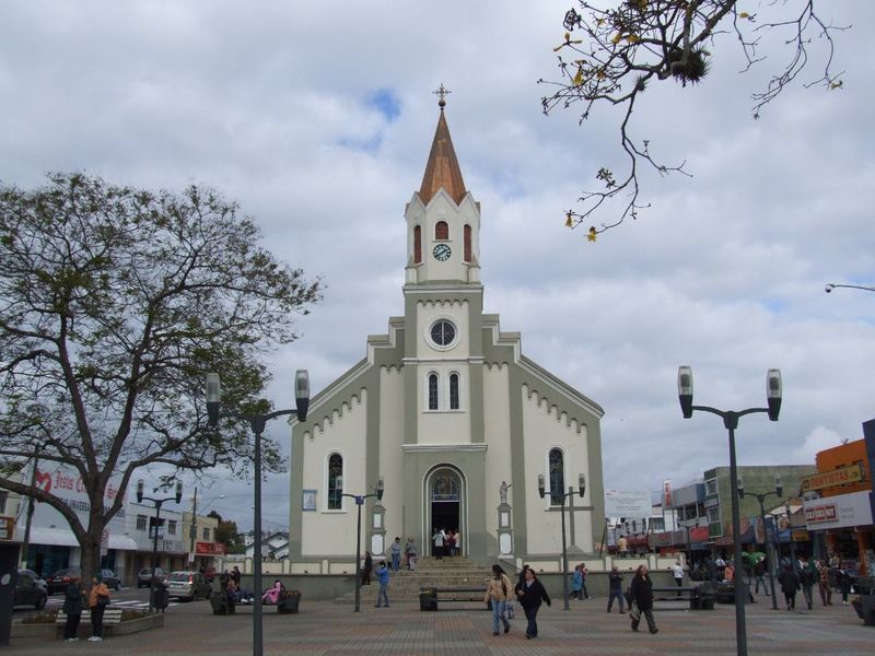 Foto da igreja matriz e praça, representando abrir empresa em São José dos Pinhais