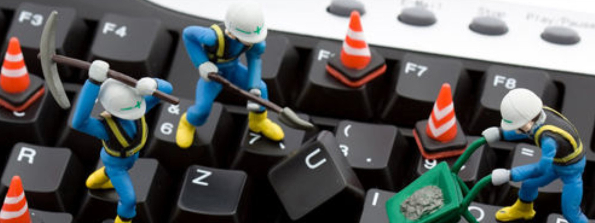 Foto de bonecos escavando um teclado, representando o suporte técnico