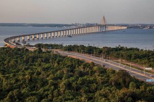 Foto da ponte Rio Negro necessária para chegar em Iranduba, representando abrir empresa em Iranduba - Abertura Simples