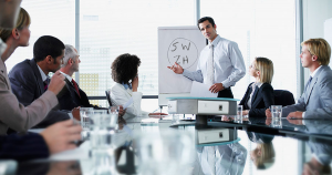 Foto de uma reunião representando a gestão empresarial do método 5w2h