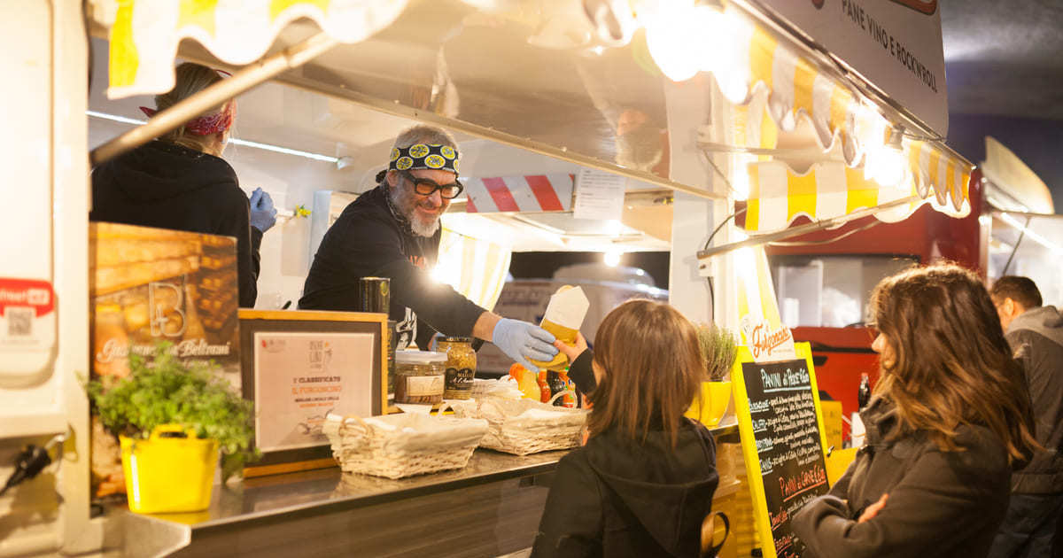 Foto de um Food Truck, representando como abrir um food truck - Abertura Simples
