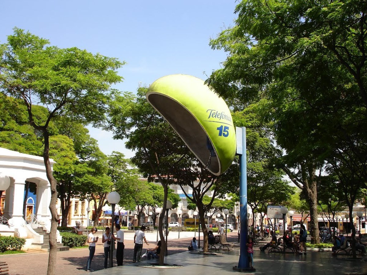 Foto de um orelhão gigante na cidade de Itu, representando abrir empresa em Itu - Abertura Simples