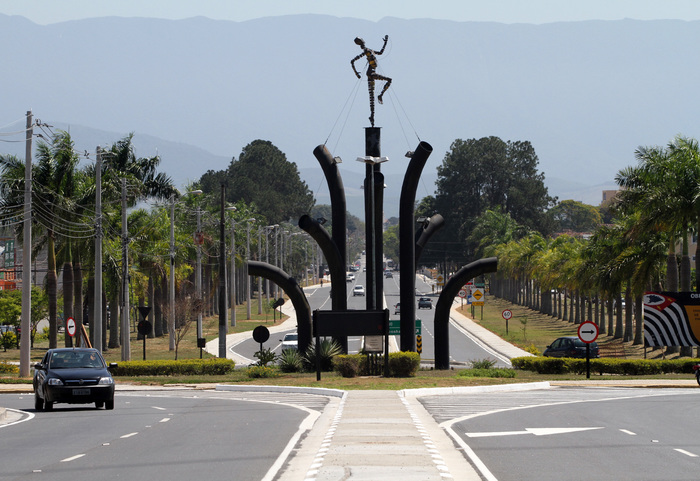 Rodovia em Pindamonhangaba. representando abrir empresa em Pindamonhangaba - Abertura Simples