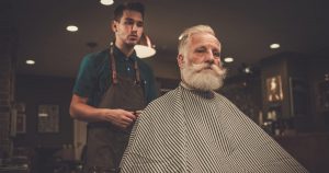 Homens em uma barbearia, representando como abrir uma barbearia - Abertura Simples