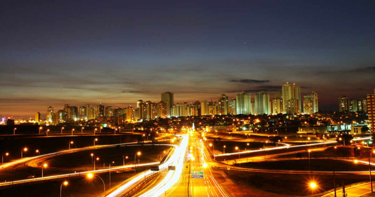 Foto de estrada de São José dos Campos, representando uma das cidades com mais franquias
