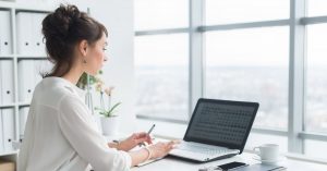 Mulher com notebook, representando empreender em Belém - Abertura Simples