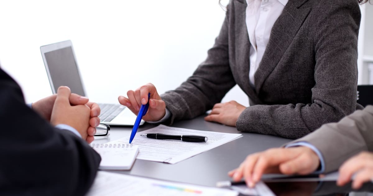 Pessoas trabalhando, representando empreender em Cotia - Abertura Simples