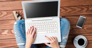 Mulher com notebook no colo, representando empreender em Guarulhos - Abertura Simples