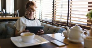 Mulher com tablet, representando empreender em Jundiaí - Abertura Simples