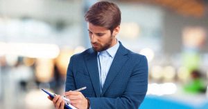 Homem com caderno, representando empreender em Pinhais - Abertura Simples