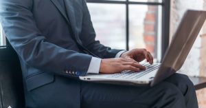 Homem com notebook no colo, representando como empreender em São Bernardo do Campo - Abertura Simples