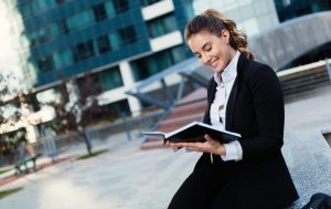 Mulher com um caderno, representando como empreender em São Caetano do Sul - Abertura Simples