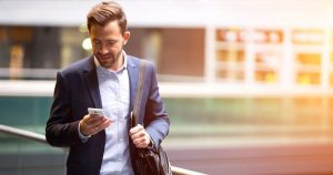 Homem com celular, representando empreender em São José do Rio Preto - Abertura Simples