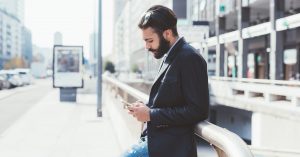 Homem mexendo no celular, representando como empreender em São Paulo - Abertura Simples