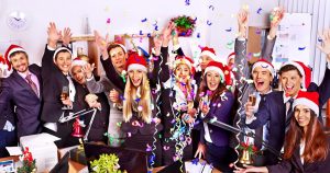 Foto de funcionários comemorando com tocas, representando o marketing no Natal