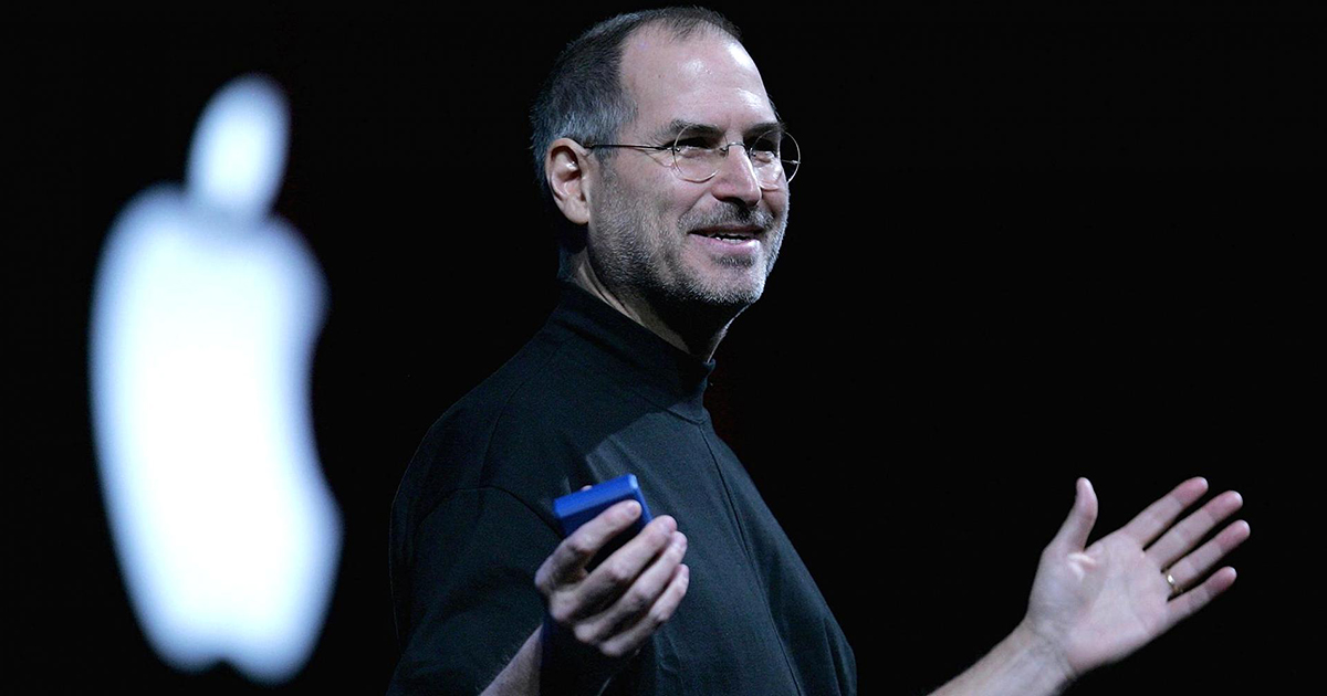 Foto do empresário Steve Jobs durante uma apresentação do iPhone, representando seus dez mandamentos