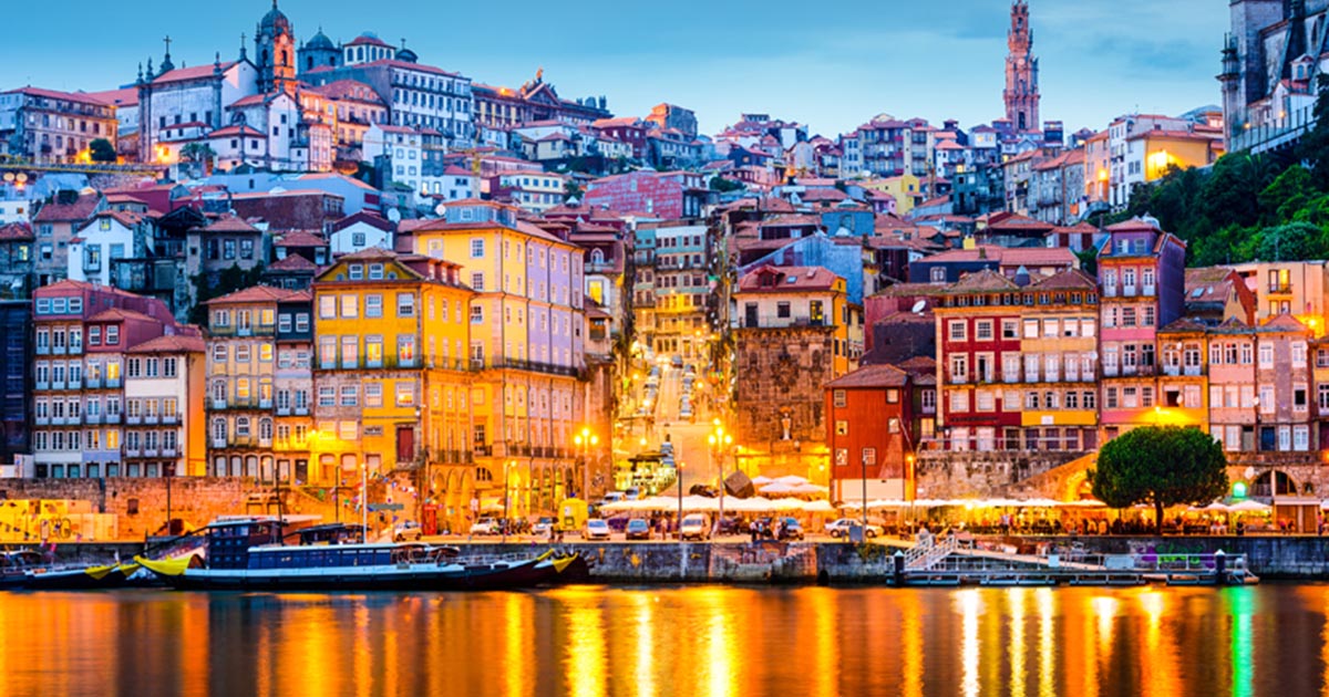 Foto de cidade iluminada a noite, representando empreender em portugal