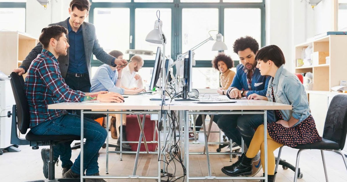 Foto de algumas pessoas sentadas à mesa de trabalho, representando as startups inovadoras