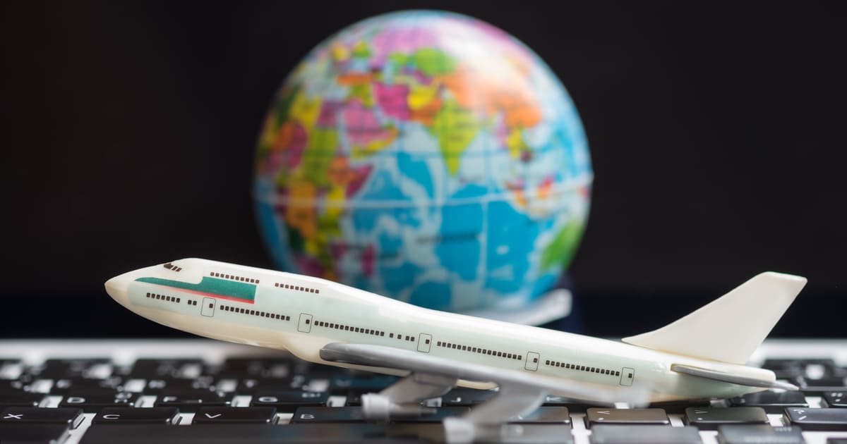 Avião de brinquedo e globo terrestre, representando abrir uma agência de viagens e turismo - Abertura Simples