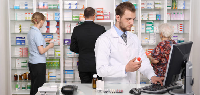Pessoas em uma farmácia, representando abrir uma farmácia - Abertura Simples