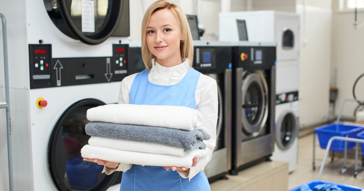 Mulher em uma lavanderia, representando abrir uma lavanderia - Abertura Simples