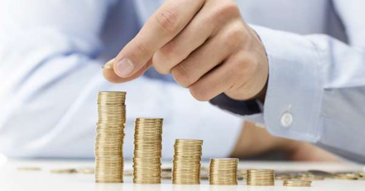 Foto de um homem contando moedas representando os cursos de finanças