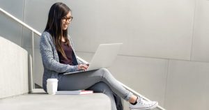 Mulher com notebook, representando empreender em Teixeira de Freitas - Abertura Simples