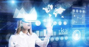 Foto de uma mulher com óculos de realidade virtual, representando uma das tecnologias revolucionárias
