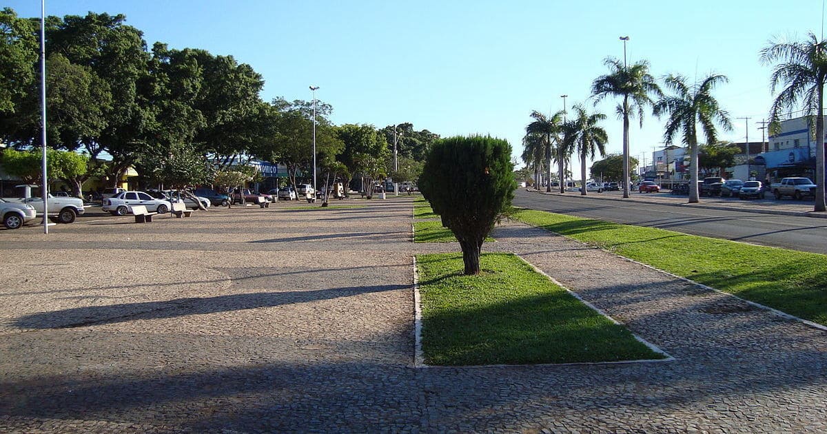 Foto de praça da cidade, representando os passos para abrir empresa em Jardim
