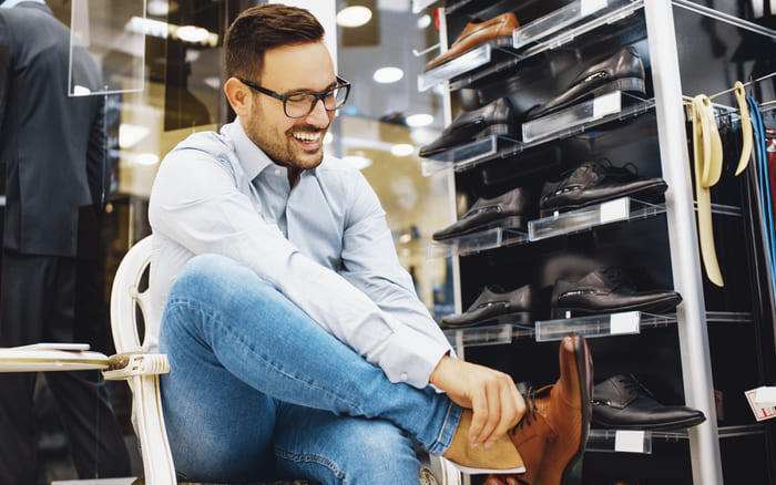 Homem experimentando sapato, representando abrir uma loja de sapatos - Abertura Simples
