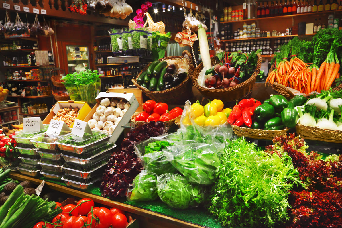 Foto de diversos legumes e verduras, representando a mercearia